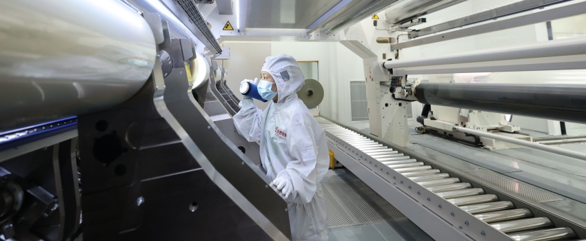 技術(shù)攻堅(jiān)結(jié)碩果！合肥樂(lè)凱成功下線超寬幅超薄高端光學(xué)聚酯薄膜